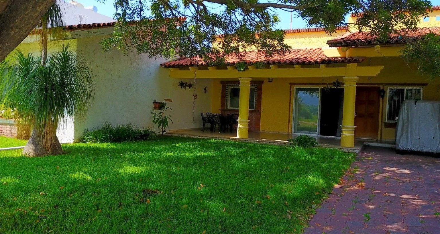 Residential For Sale, Single Family Home Av. las Palmas 104, Chápala
